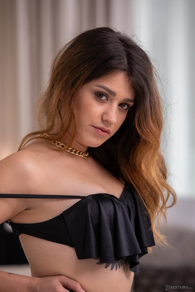 Sensual Valentina Lapiedra Stripping Down 02