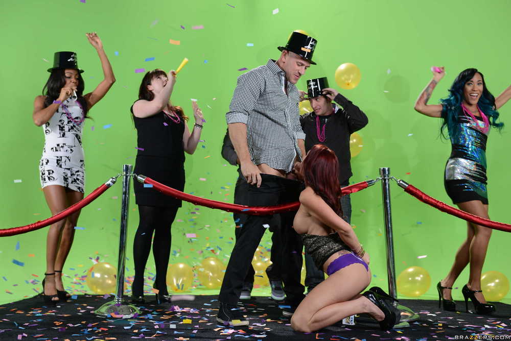 Monique's Cumshot Bath 06