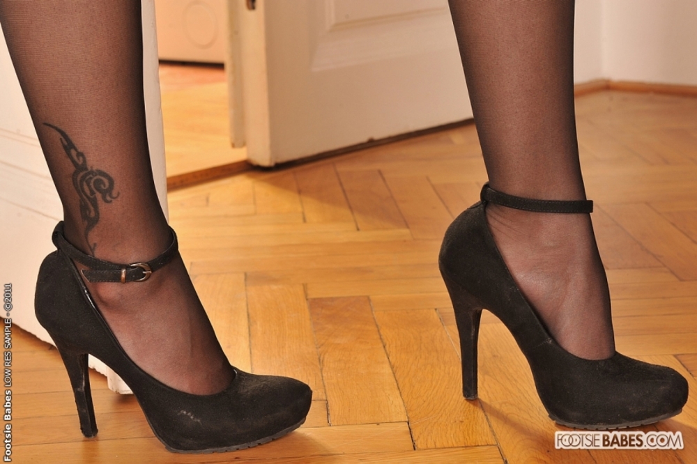 Leggy Babe Ferrara Gomez Stockings 04