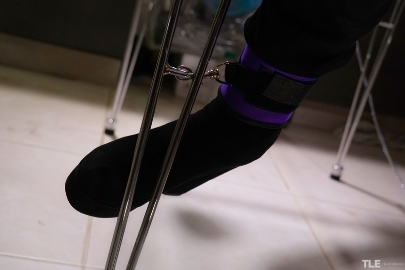 Cumming With Glass 01