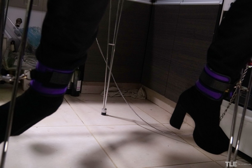 Cumming With Glass 02