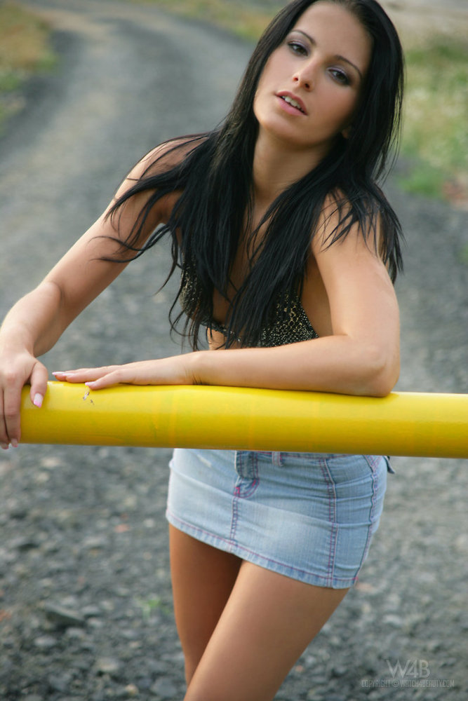 Hot Beauty In Tight Denim Skirt 01